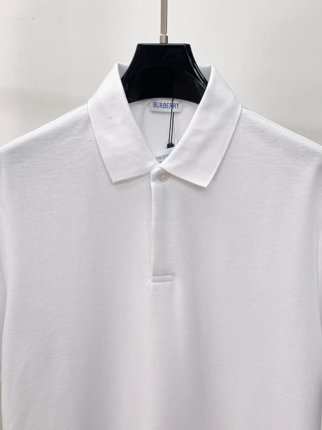 BURBERRY New Arrival Polo shirt, complete with three labels, original fabric, original customized accessories, official Same Style, using 210 grams of pure cotton pique fabric, customized same-tank dyed fabric, very comfortable and smooth to the touch, very wide and stylish, produced by a first-line brand on behalf of Factory, imported Behringer embroidery machine, embroidery is full and textured, imported Kangli direct-injection machine, printing is clear and textured, the collar rib is woven with imported yarn It will not lose shape after being worn for a long time. It is the most New Arrival style in spring and summer. It is fashionable and individual. It is super Versatile and looks good. It is very suitable for both men and women. It is a must-have for everyone. Size: S-XXL